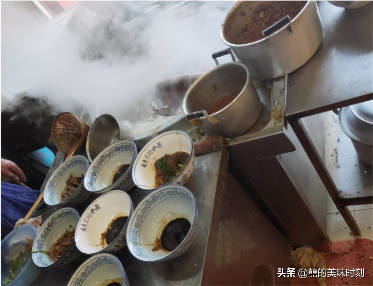 镇江这家店太豪横,只收现金,肉圆面13元一碗靠抢,3小时卖光