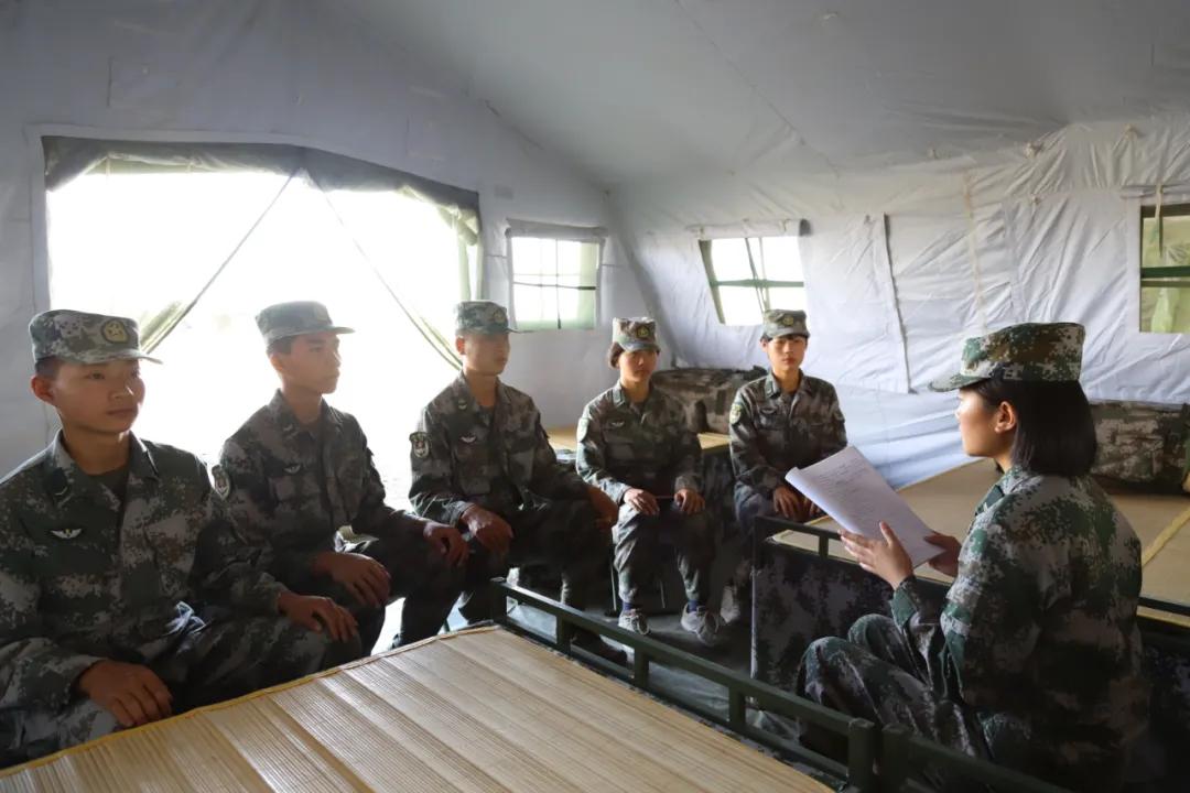 女兵开11吨特种车,女兵白萌