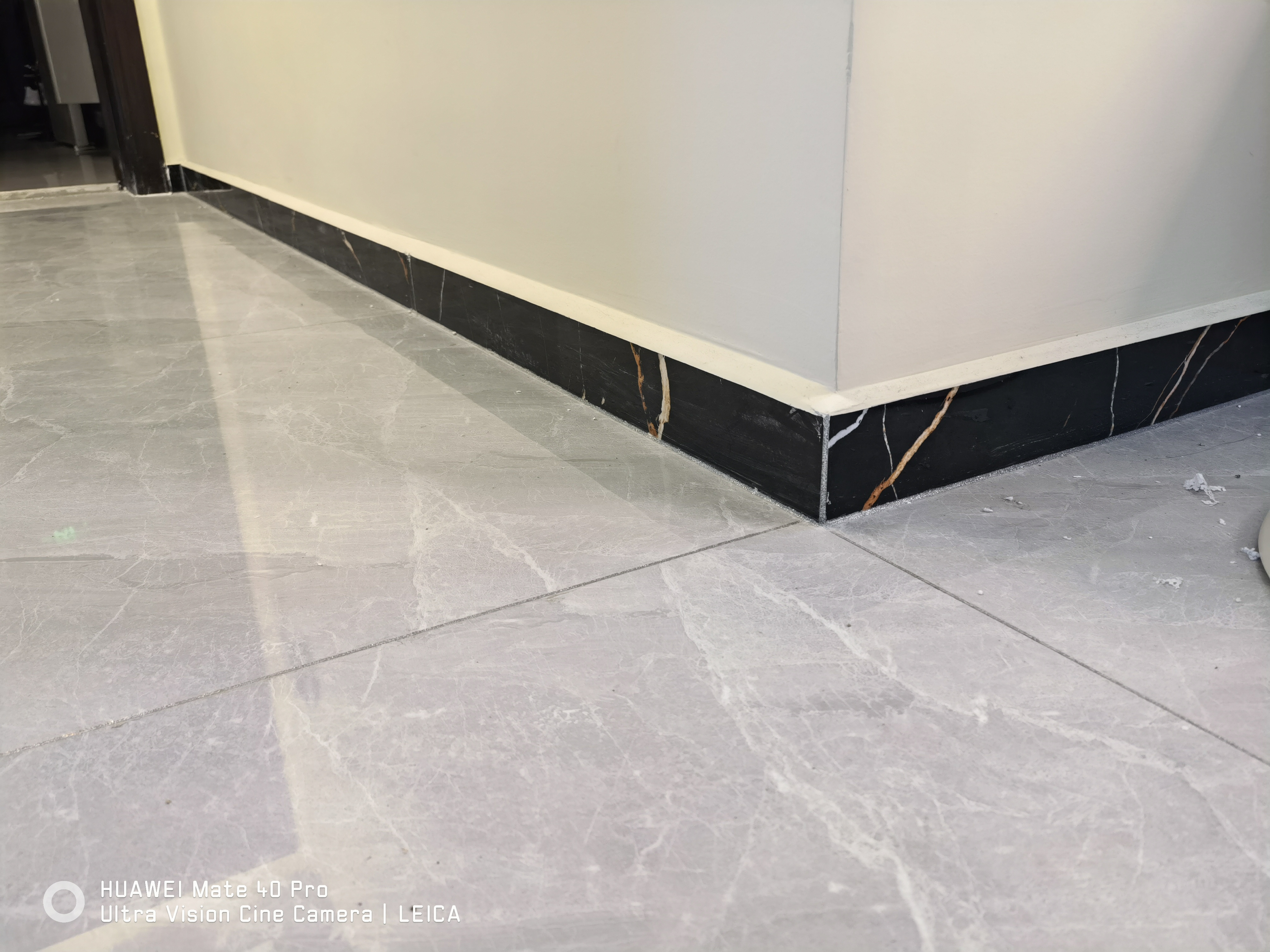 客厅高级灰地砖用什么颜色墙布,客厅耐脏防滑地砖怎么选