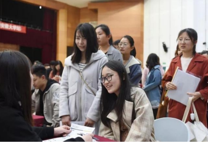 大专是大学吗?此言一出引发专科生不满,大专并不低人一等