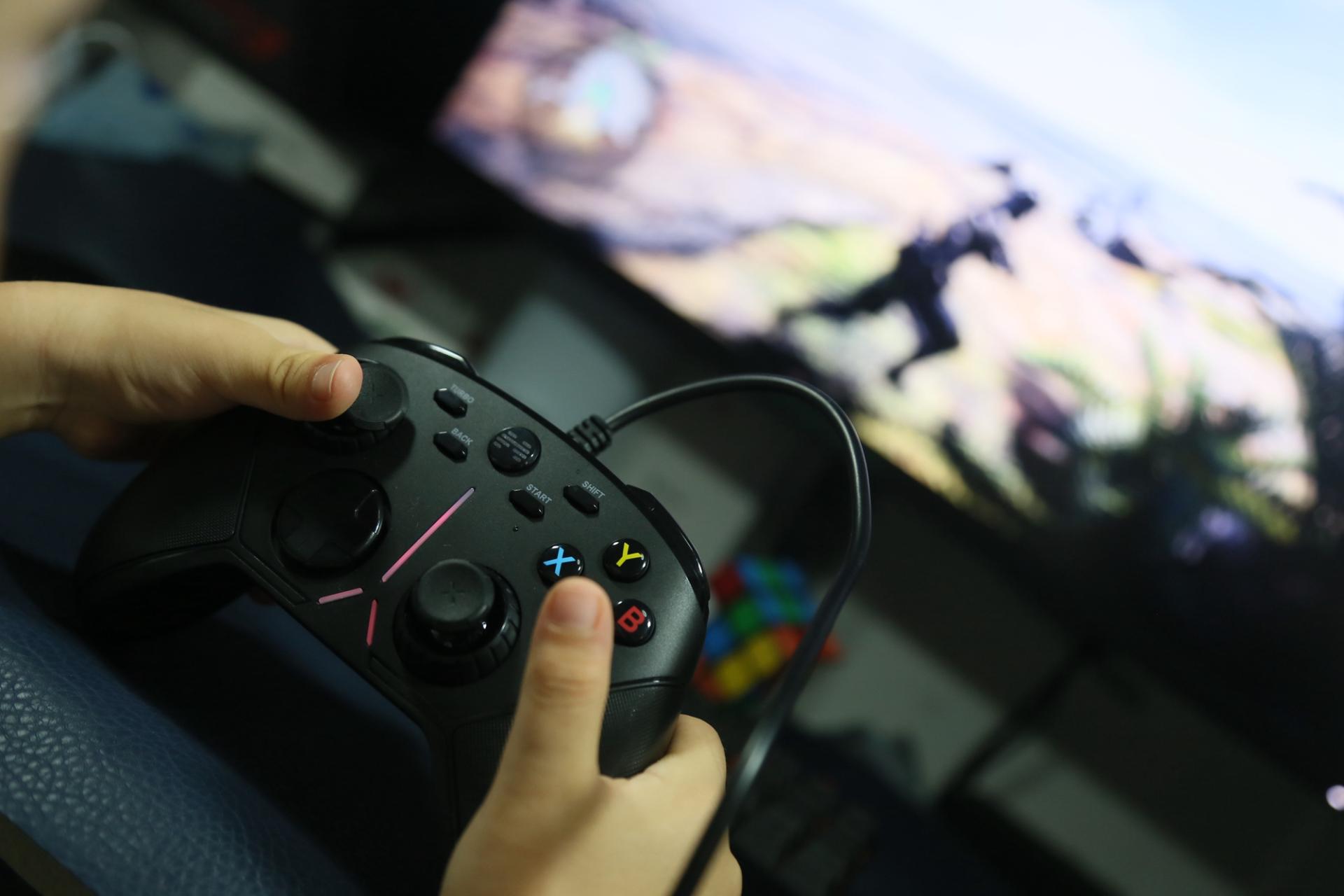 北通阿修罗3手柄玩神力科莎,北通阿修罗3游戏手柄无线版设置