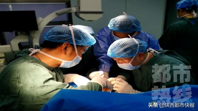 男子手卷入压面机后被救,男子被压面机咬手获救