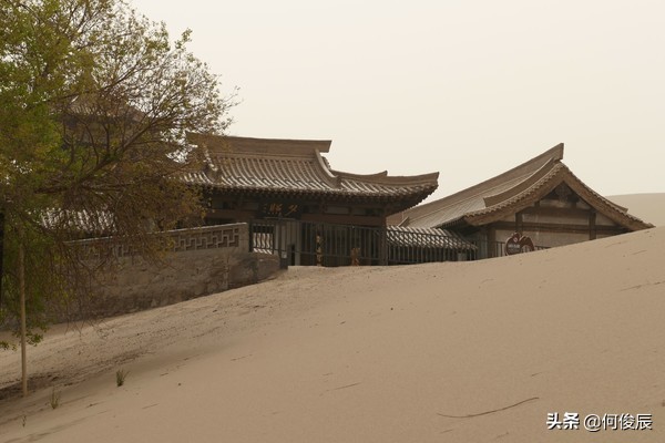 鸣沙山月牙泉堆满了游客,鸣沙山月牙泉景区