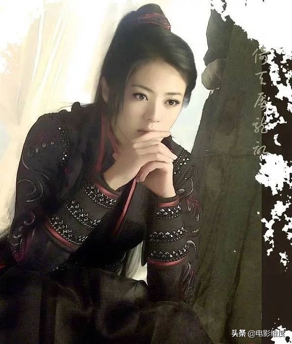 39岁安以轩近照，造型百变可甜可盐，这哪是刚生完孩子的辣妈啊？