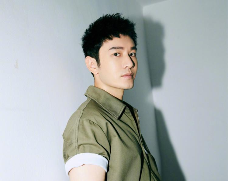 男生走进整形医院,男生去整容医院整容成女生的样子