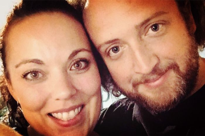 男子恋物癖令女友崩溃，穿女性内衣和袜子，只因小时候受到虐待