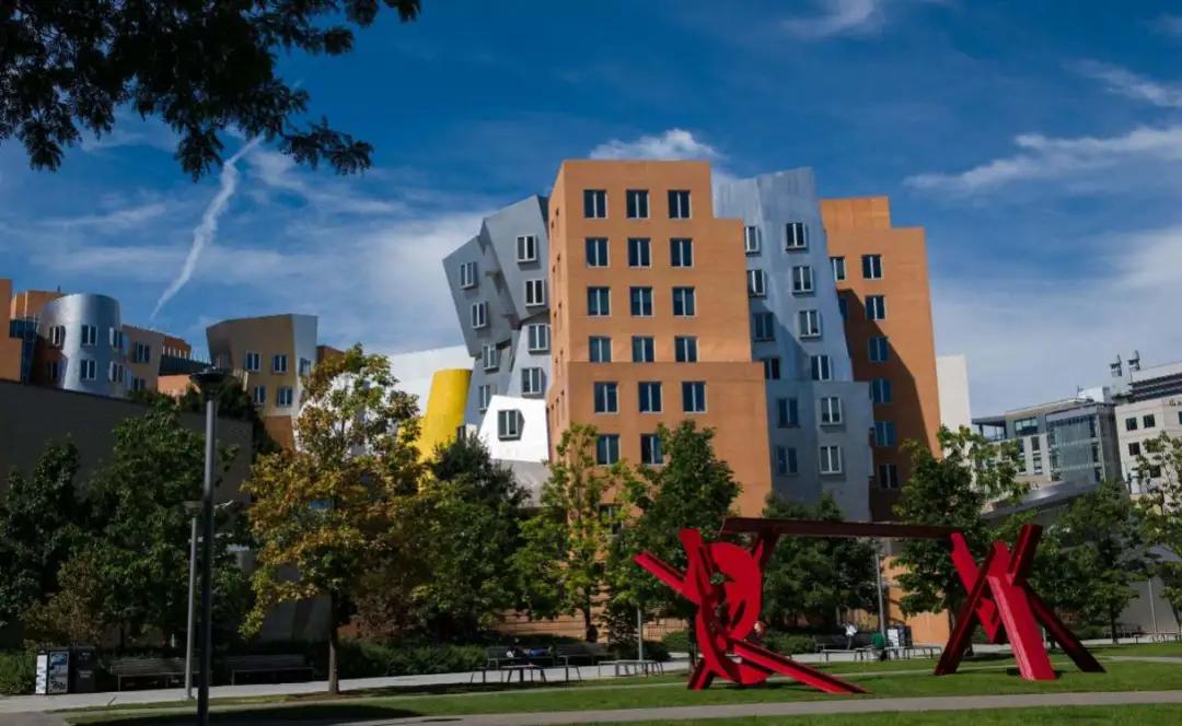 疫情下仍适合去英国留学吗,疫情下还选择出国留学吗