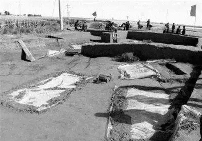 墓中惊现神秘女尸,百年墓中走出活体女尸