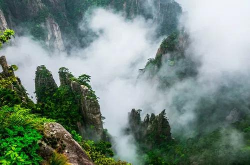 1979年，75岁的*小平邓**全程步行登顶黄山，他说：这证明我完全合格