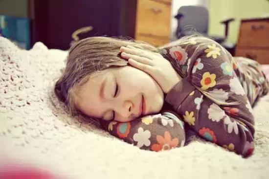 家长一旦发现孩子有早熟症状,家长发现孩子早熟必须及时干预