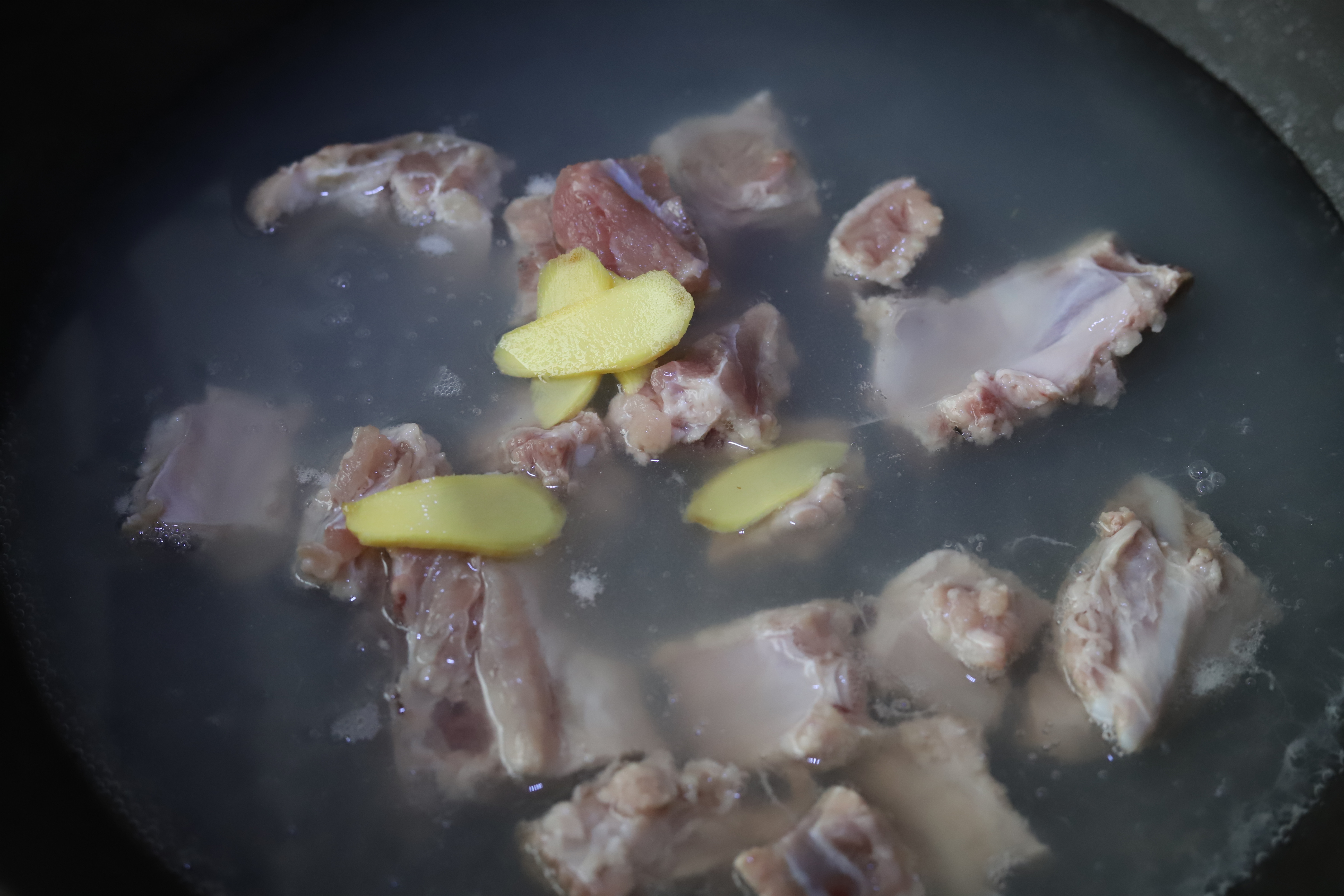 排骨汤怎么做不腥又好喝,胡萝卜玉米排骨汤怎么做才不会腥