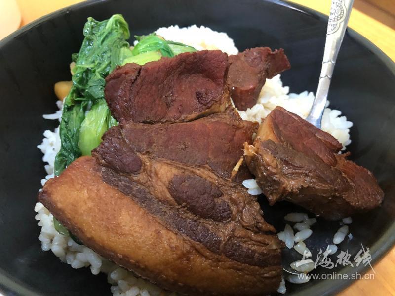 上海人最喜欢吃的卤肉饭10元一碗性价比很高