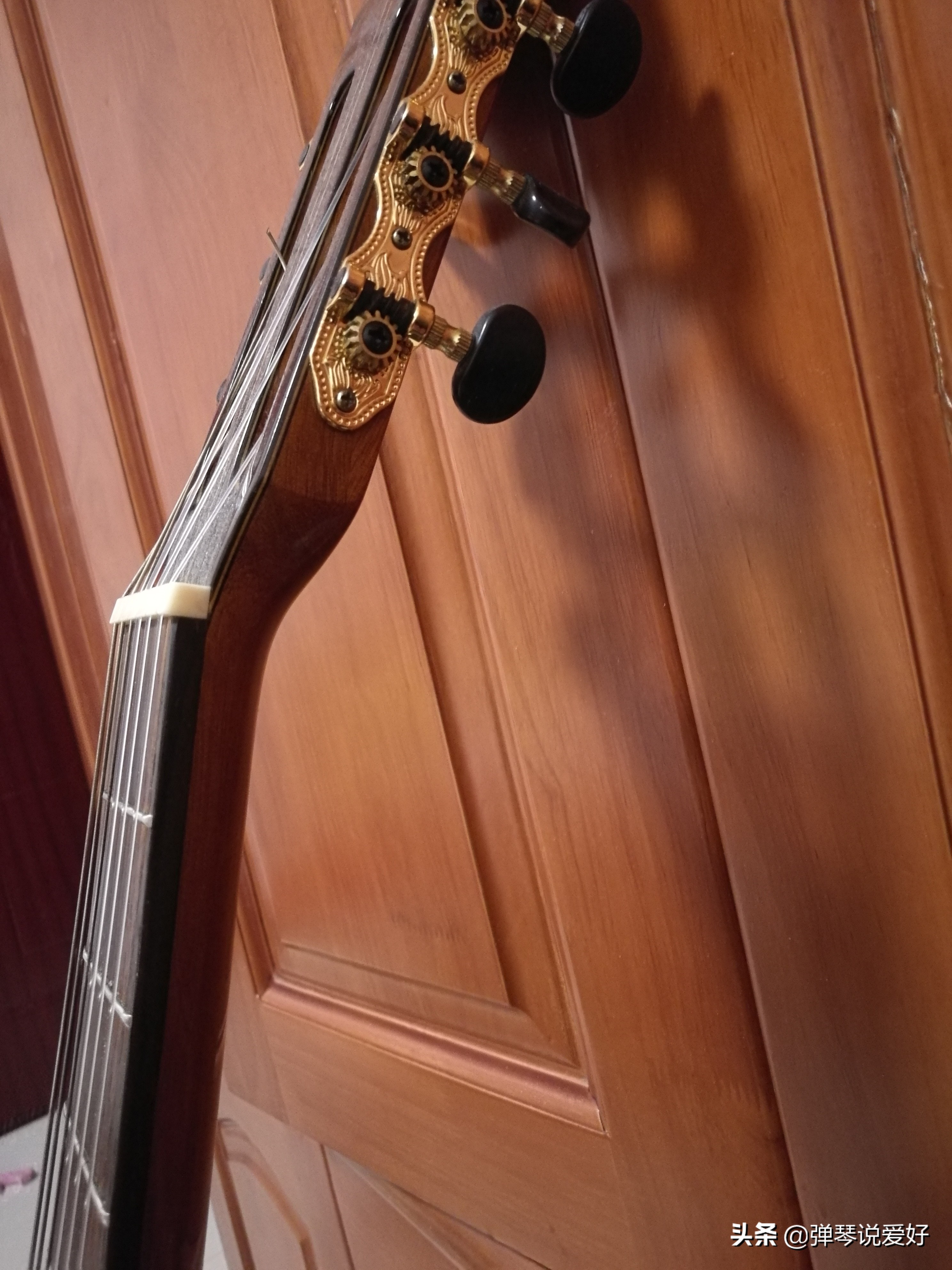 新手学吉他买什么样的合适,新手学吉他买什么教程更好