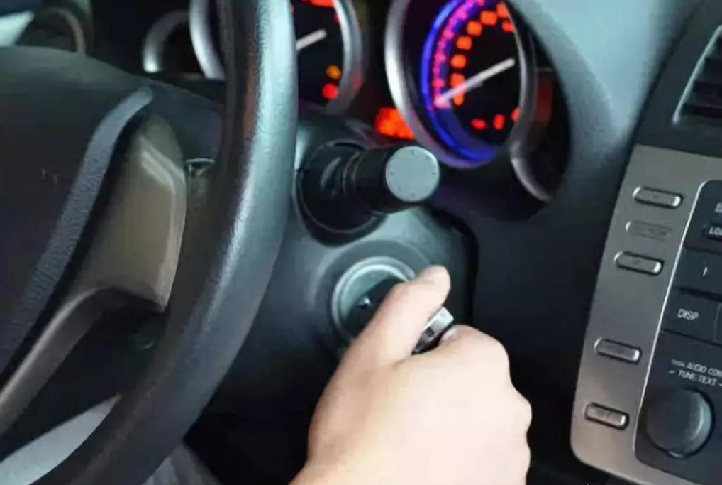 百分之九十老司机都不知道的问题,汽车开锅的正确处理方法