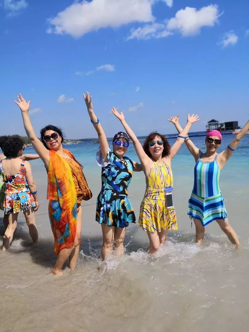 中国大妈旅游标配动作合集,中国大妈旅游拍摄姿势