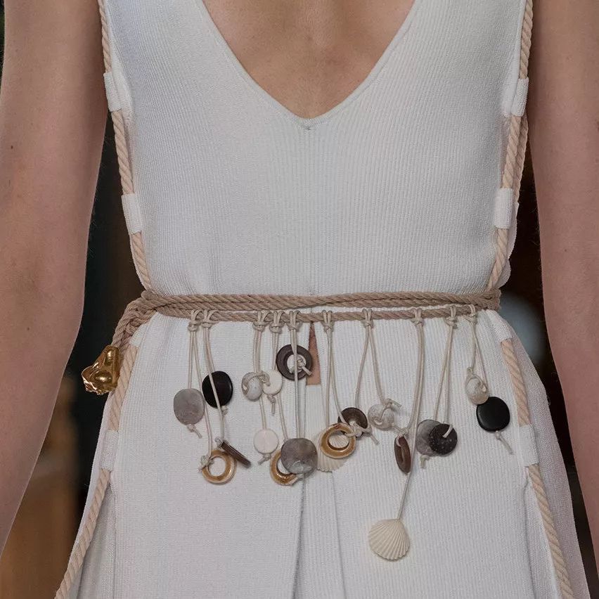 我太太太难了！项链戴在脖子上还做错了？