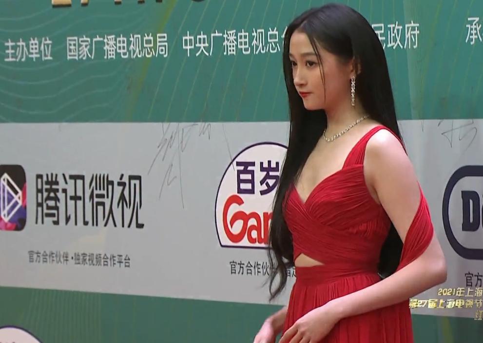 谭松韵倪妮零下4度走红毯,谭松韵吊带白纱裙争夺白玉兰视后