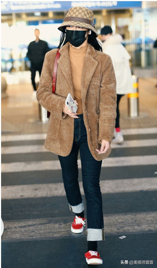 周洁琼出机场穿的鞋子,周洁琼穿长筒靴