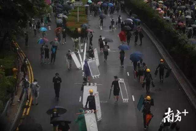 港警鸣枪示警！出动水炮车！直击香港荃湾*乱暴**