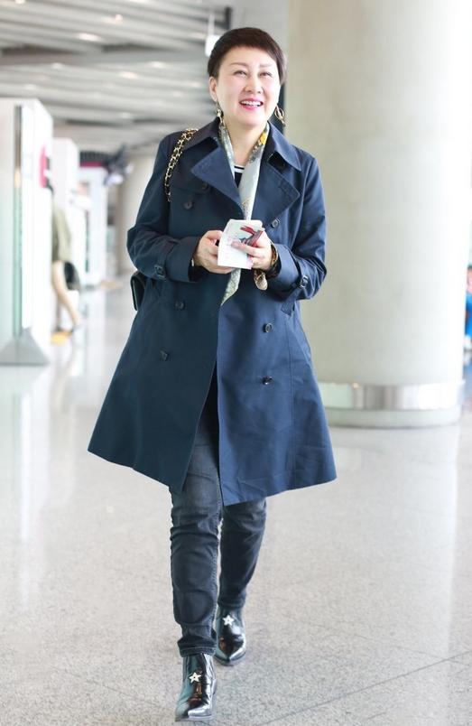 57岁张凯丽穿什么,张凯丽穿蓝色夹克