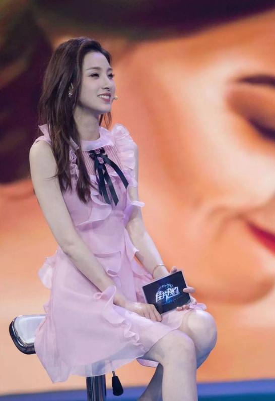 央视主持马凡舒的成名之路,央视第一美人马凡舒工作照