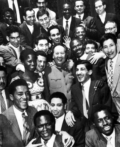 她和毛主席合影主席说：“女同志是半边天，要站在中间”