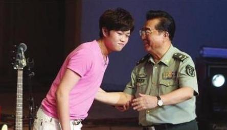 白岩松说不让儿子考第一名,白岩松考大学的过程