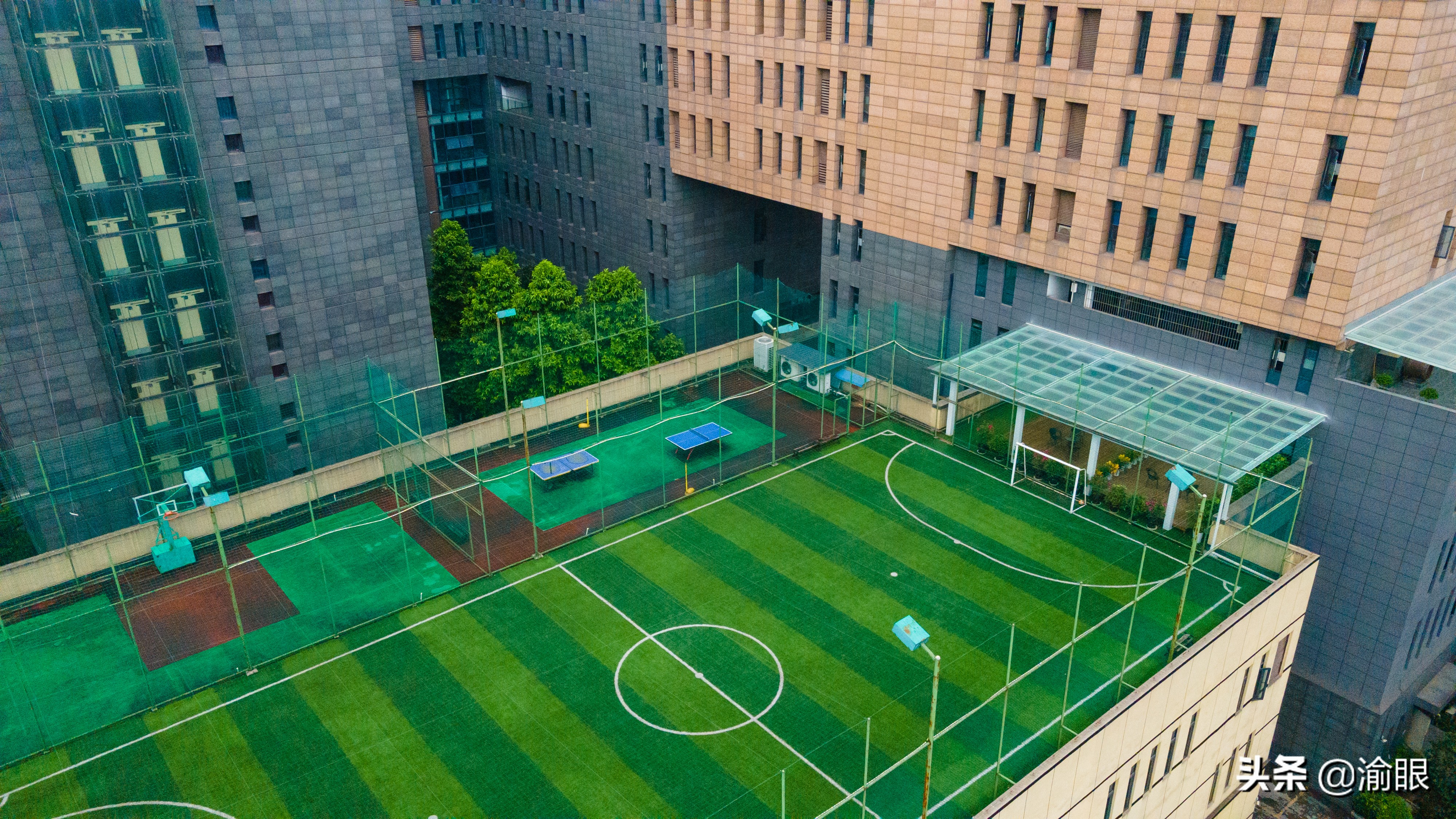 重庆空中足球场建设,重庆建2万平空中足球场