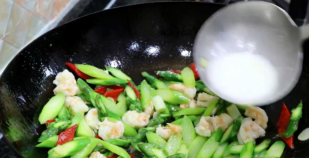 孕期芦笋炒肉的最佳做法,芦笋炒大虾的做法窍门视频教程