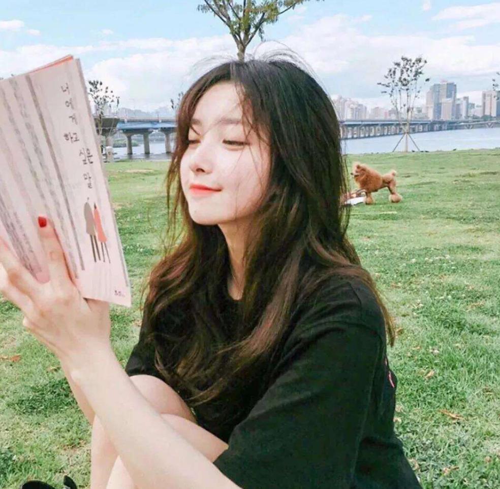 网红女孩发私人照，姿态妩媚，网友：太早熟了，00后的世界看不懂