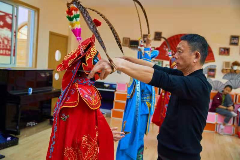 外国语里盛“国风”，这个“实验”既“好嗨”又雷人