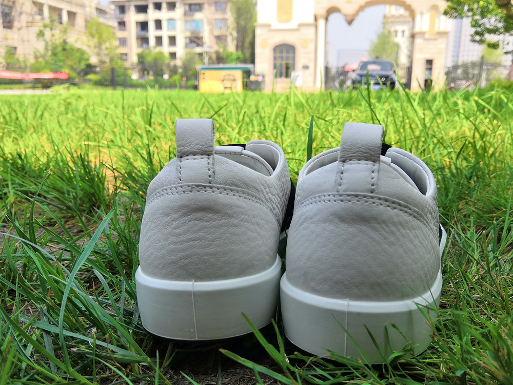 ecco鞋很滑,ecco柔酷板鞋穿搭