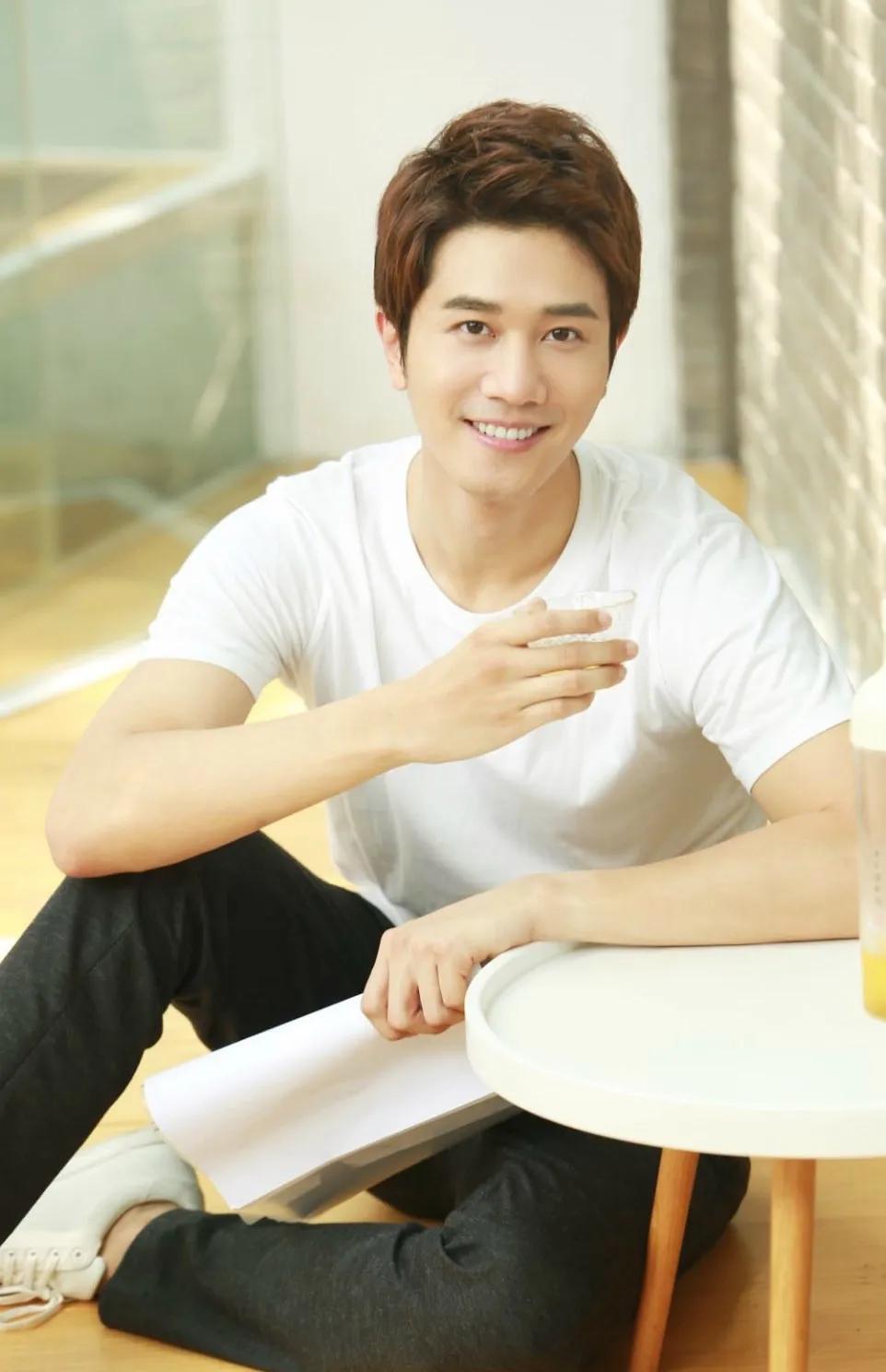 行走的荷尔蒙，这6位越老越有味，大胡茬克制又霸道，气质太绝了