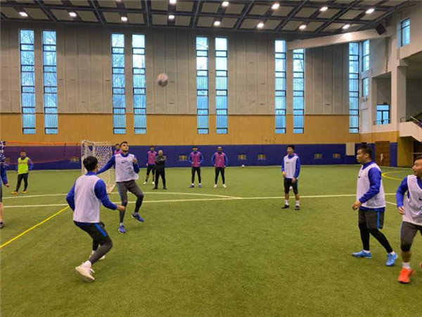 踢足球之前热身,踢足球前先要热身哪里