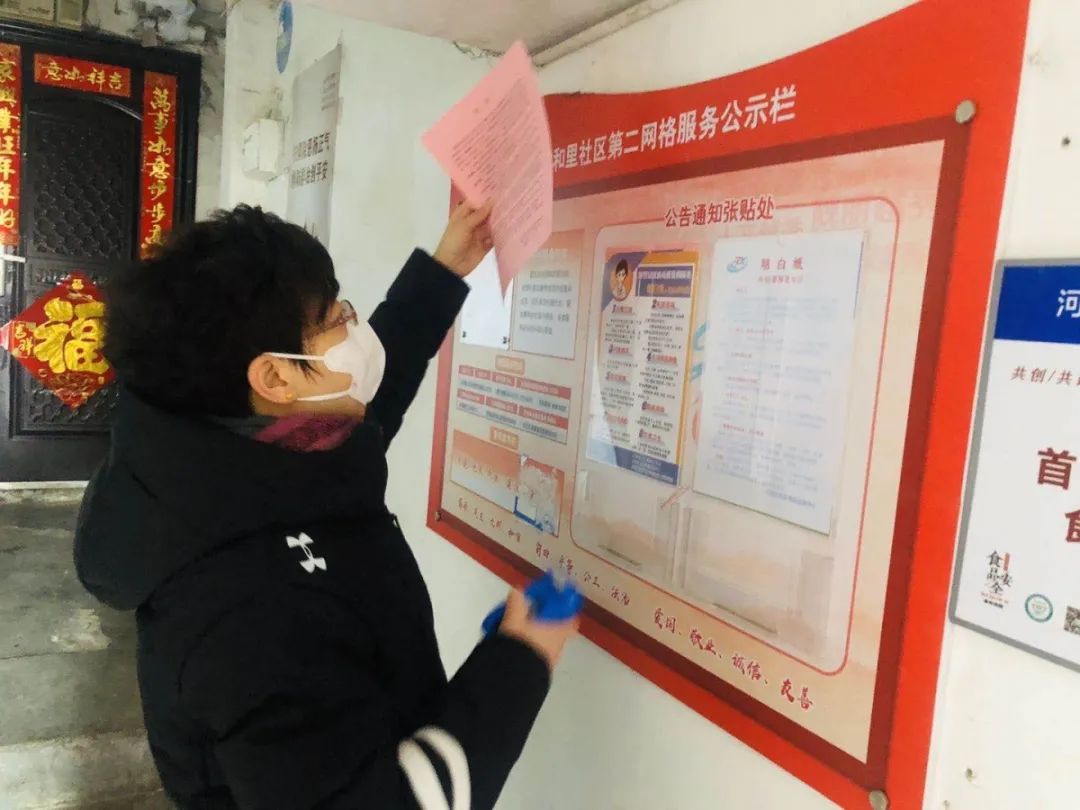 老党员率先垂范坚守疫情防控一线,党员率先垂范筑牢社区疫情防线