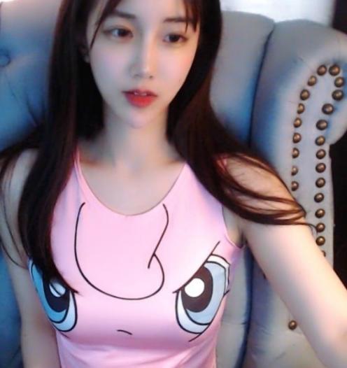 她是斗鱼刀区第一女神,却遭土豪怒喷假清纯,如今被官方抛弃