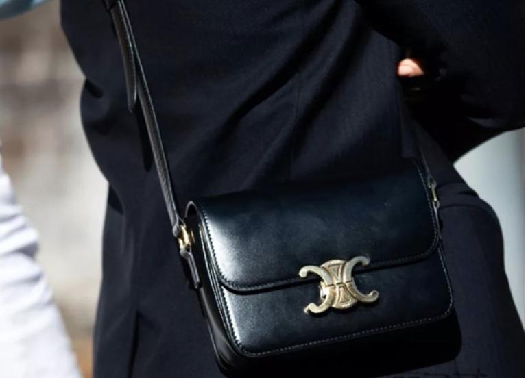 今年流行夏季时尚百搭小众小方包,最近流行大牌女套装