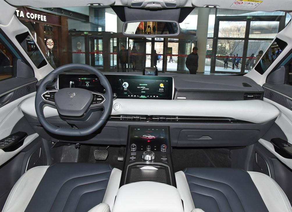 哪吒u内饰有几个色,哪吒u这台车值不值得购买