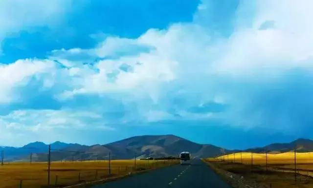 带您探索神秘大西北，一湖倒影一湖诗，半湖金色半湖