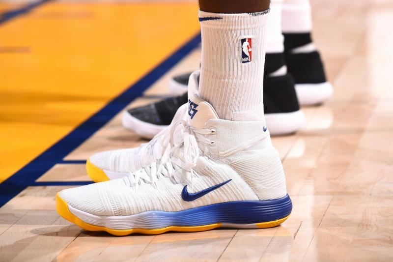 韦世豪爆铲运动员怎么样了,韦世豪脏动作合集