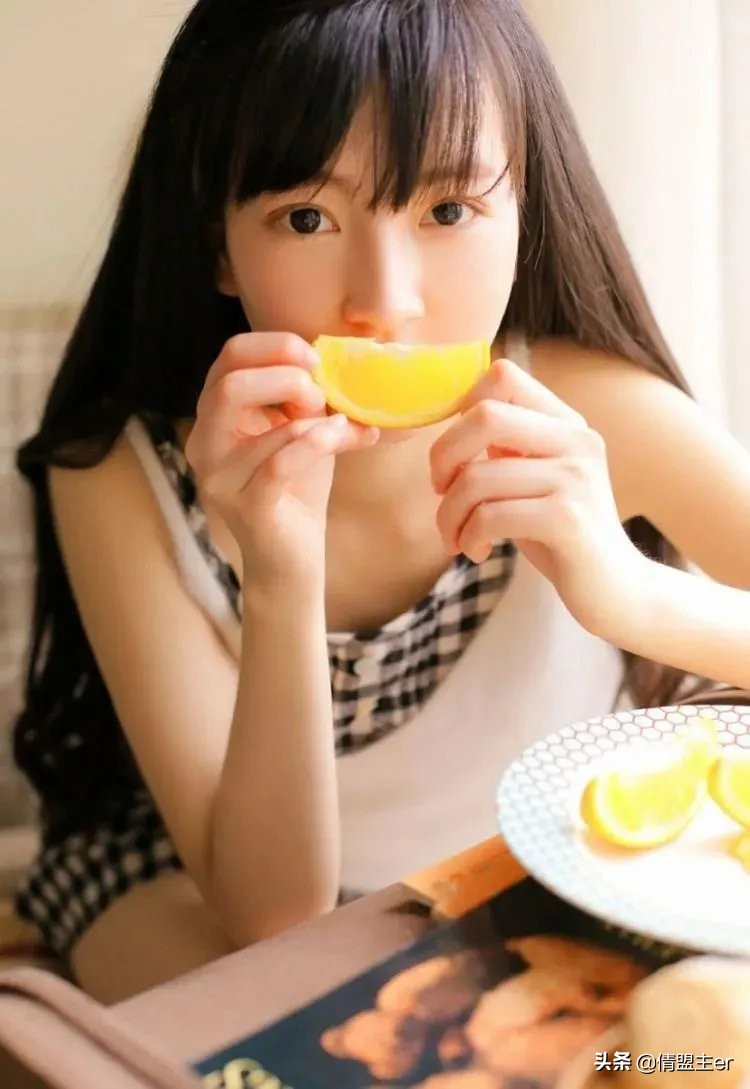 吃甜品的甜妹,吃猕猴桃的甜妹