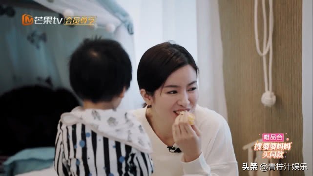 李佳航1岁儿子是个机智boy，徒手挤橙汁，李晟买一块碗89元不嫌贵