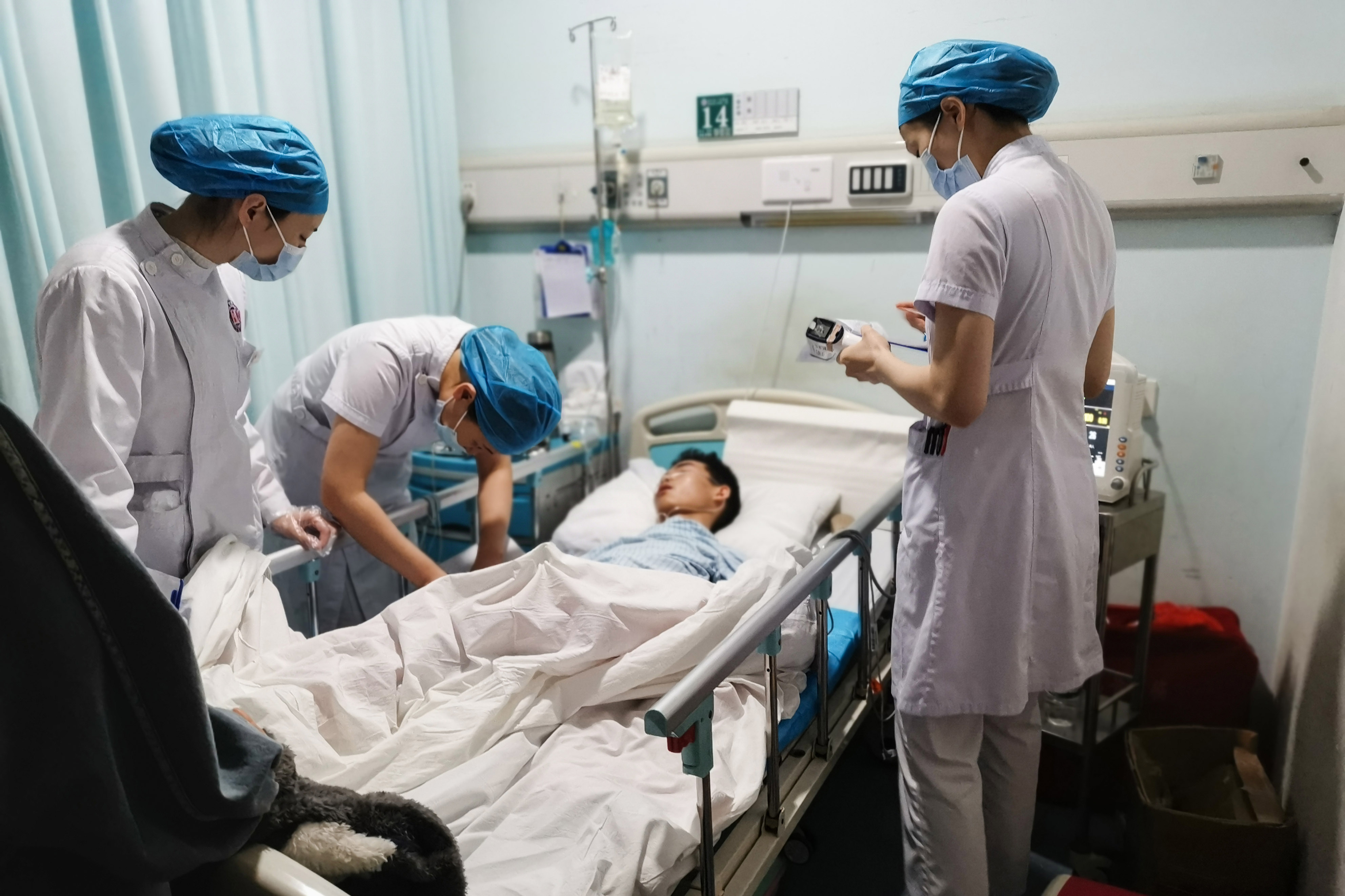 小男孩得了重病劝妈妈再生一个,16岁男孩跪求母亲放弃治疗后续