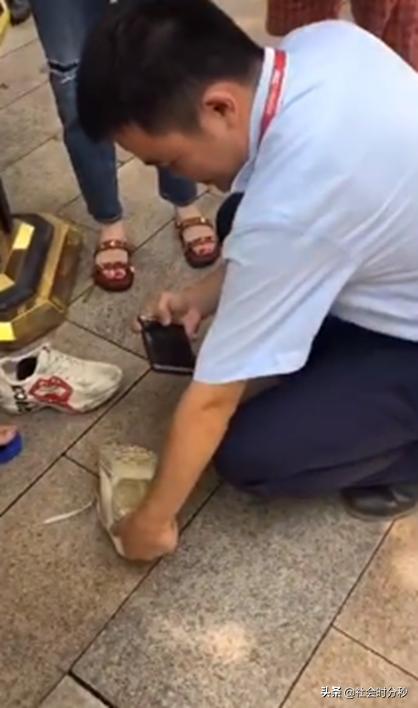 逛街被车压到脚,女子逛街被车压脚