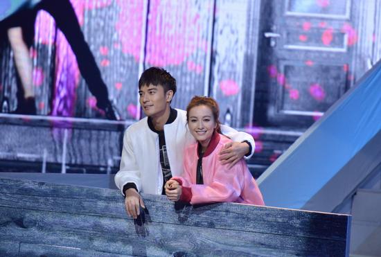 郑恺和苗苗高调恩爱牵手现身机场,郑恺苗苗恋情疑曝光