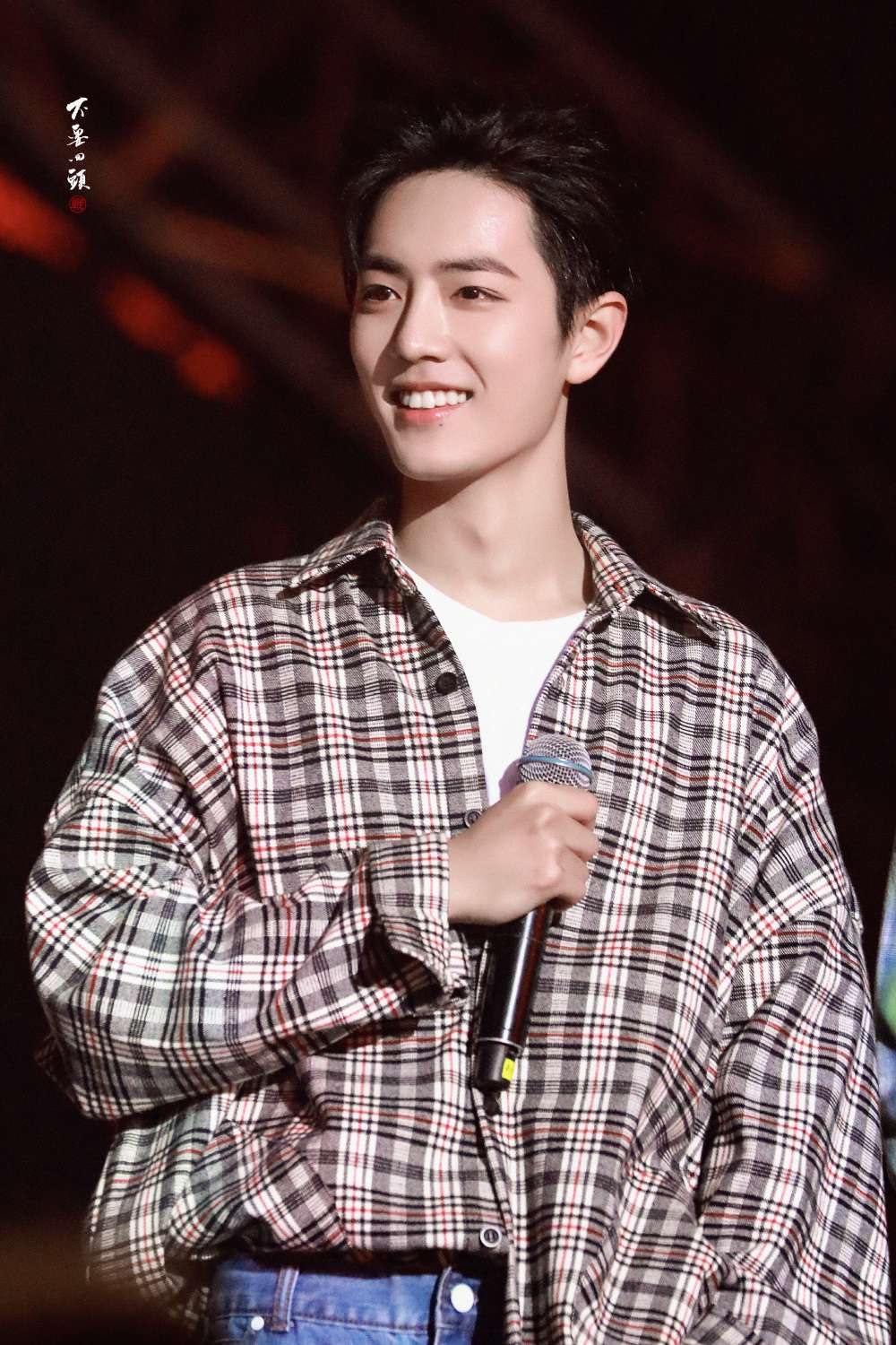 肖战西装露腹肌照片高清,肖战上半身露出腹肌图