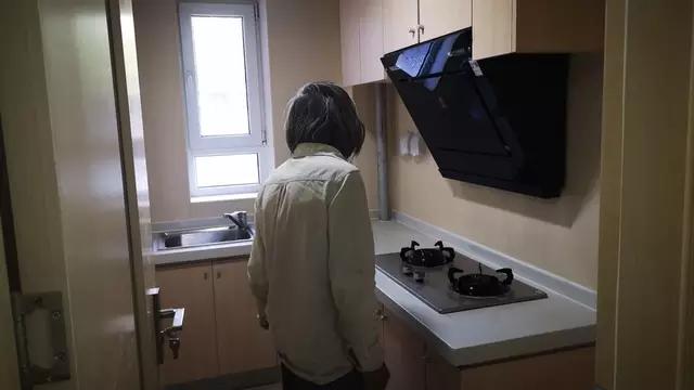 都市露宿者们:有人想当歌星未遂,有人被骗房产