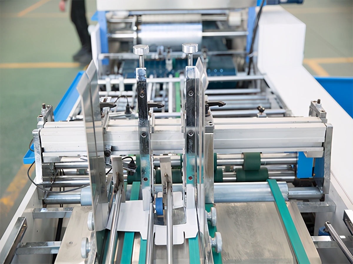 走进包装印刷后道工艺佼佼者——安庆永华包装机械全自动贴窗机