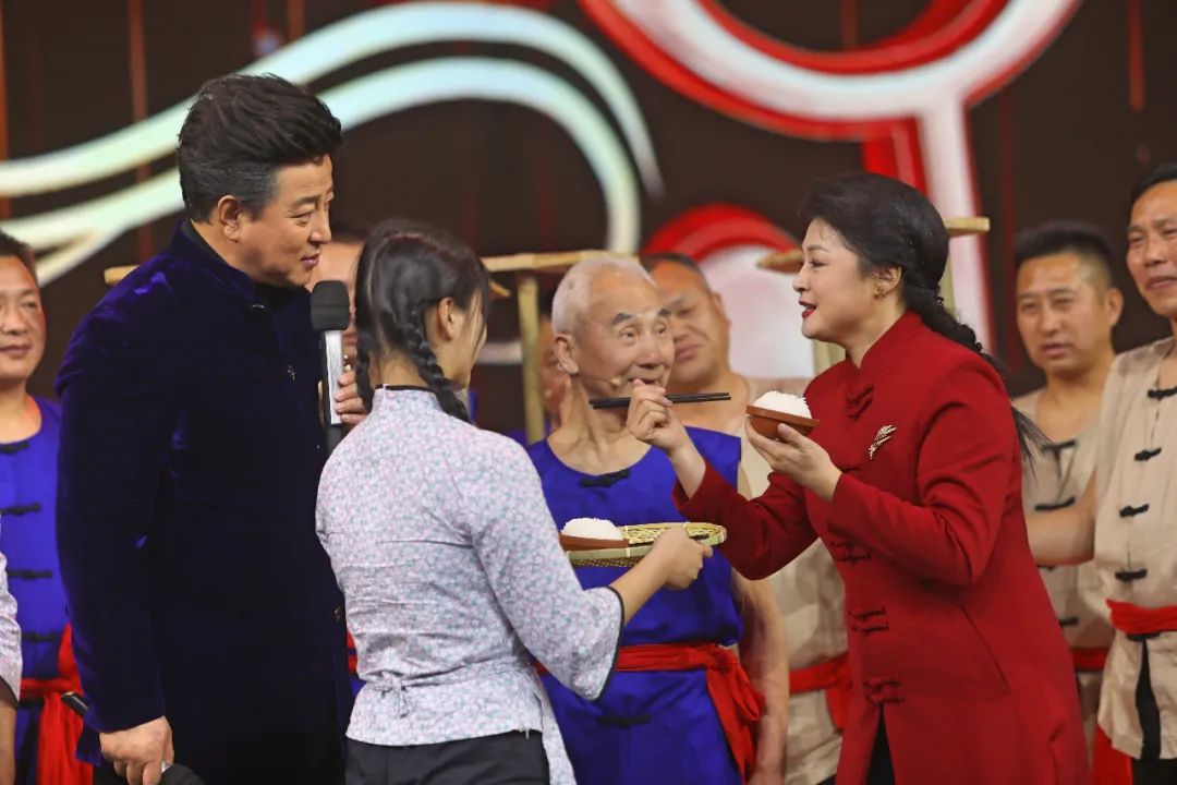音乐会不按套路出牌：小毕哥现场吃起了大米饭，谢大脚跟着大爷学犁地