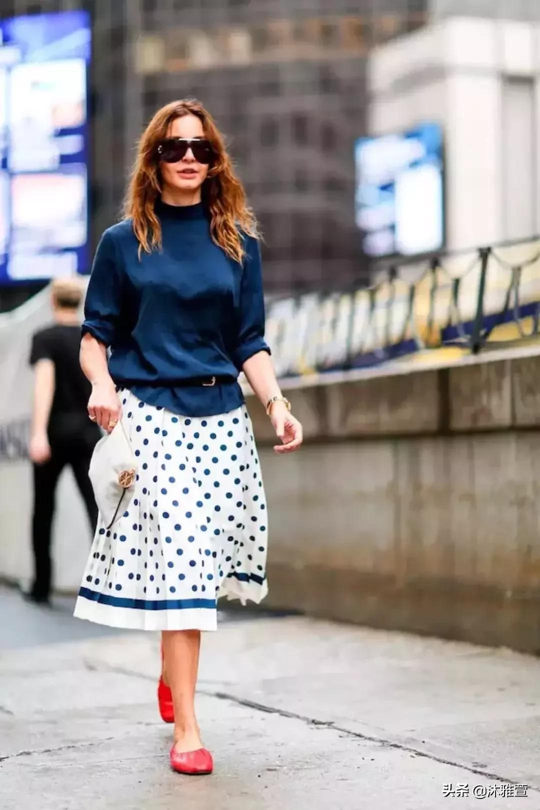 穿红色衣服红色鞋子,红色芭蕾单鞋配牛仔裤